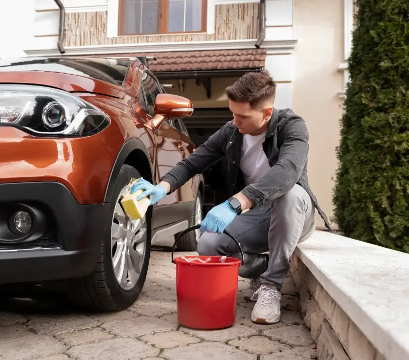 Lavage auto à domicile Lunac : professionnel intervenant sur un véhicule